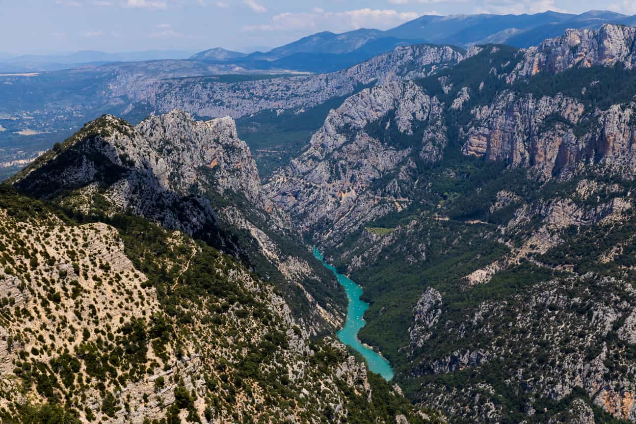 Luftaufnahme der Verdonschlucht mit steilen Felswänden und türkisfarbenem Wasser