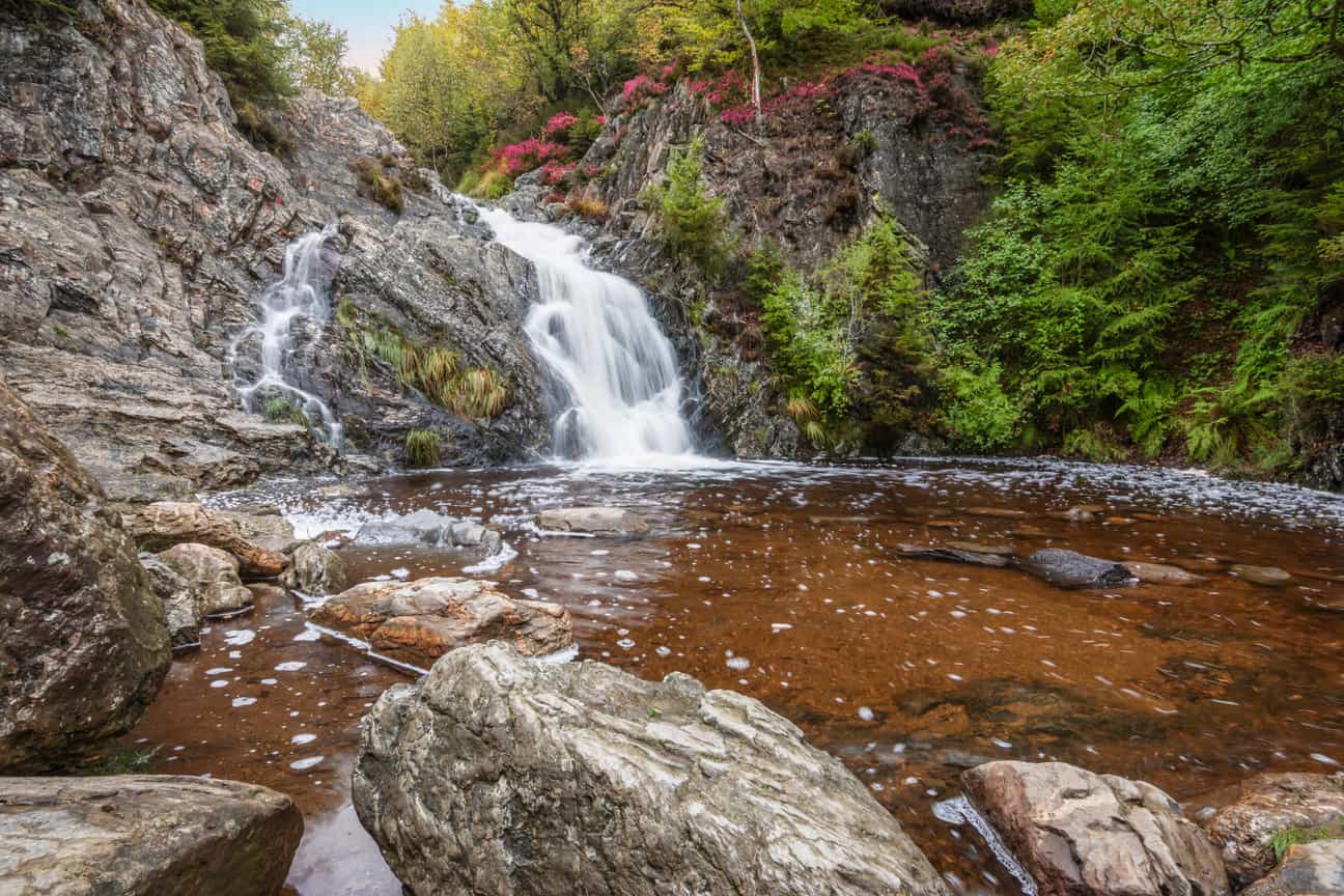 Bayehon-Wasserfall bei Malmedy in den belgischen Ardennen, umgeben von Felsen und Wald