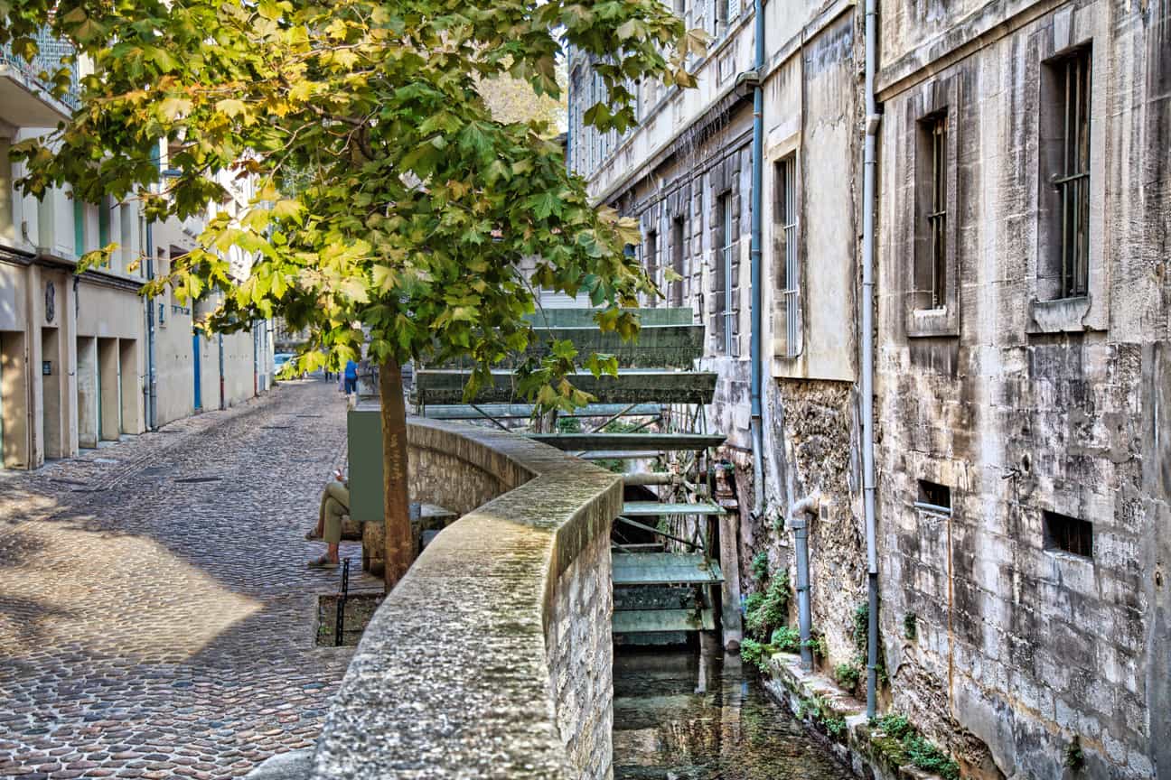 Historisches Wasserrad an der Rue des Teinturiers in Avignon