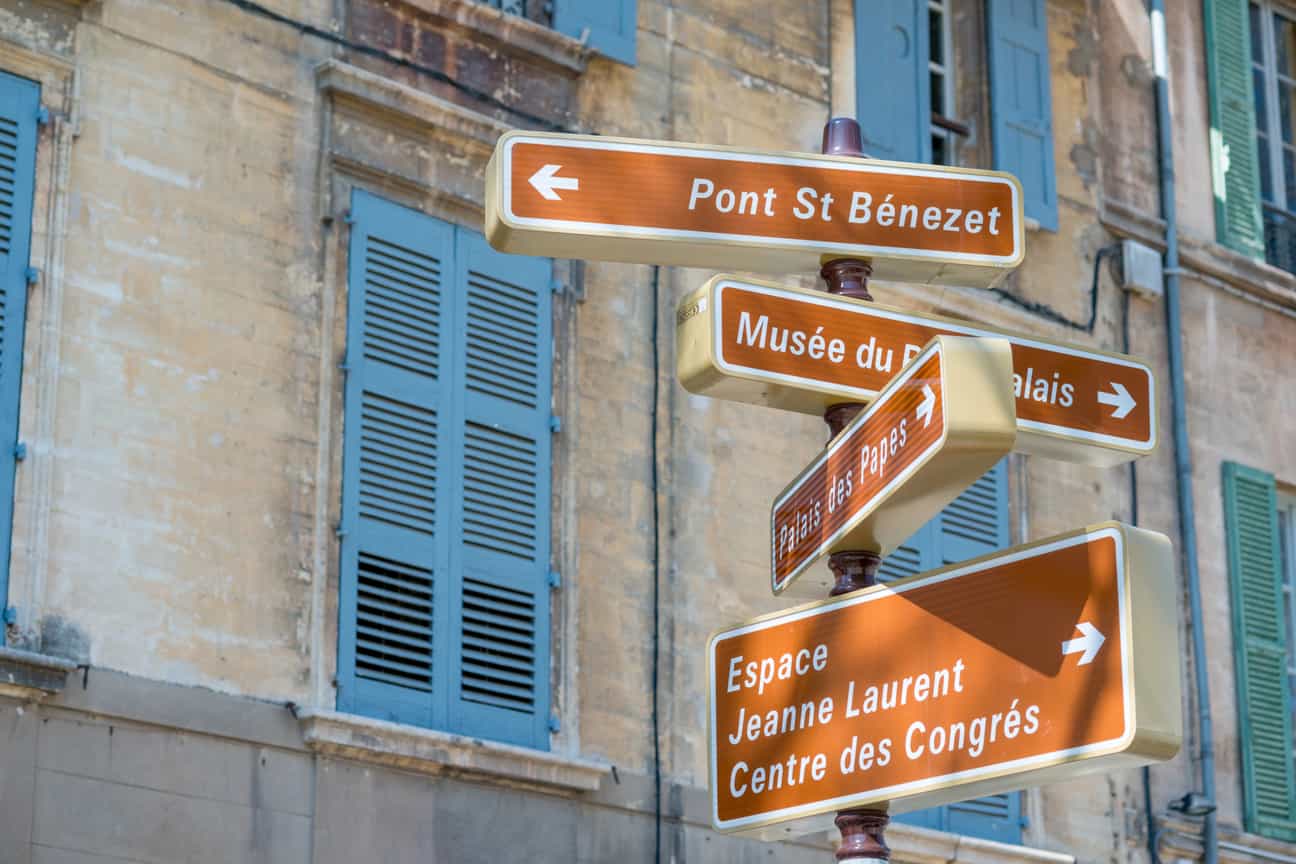 Straßenwegweiser in Avignon mit Pfeilen zu Sehenswürdigkeiten der Stadt