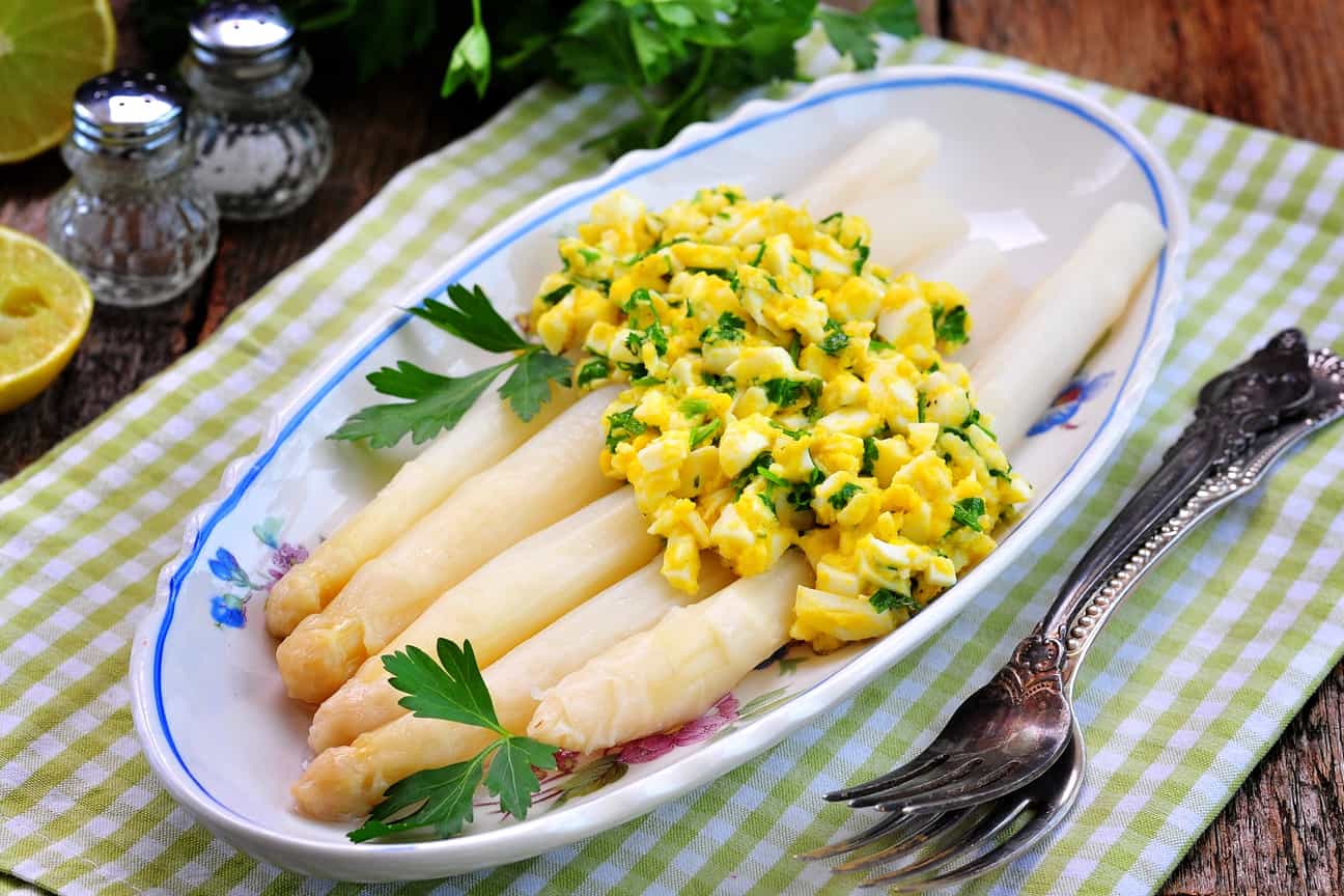 Traditioneller Teller mit weißem Spargel aus Limburg, dazu gekochte Eier und zerlassene Butter