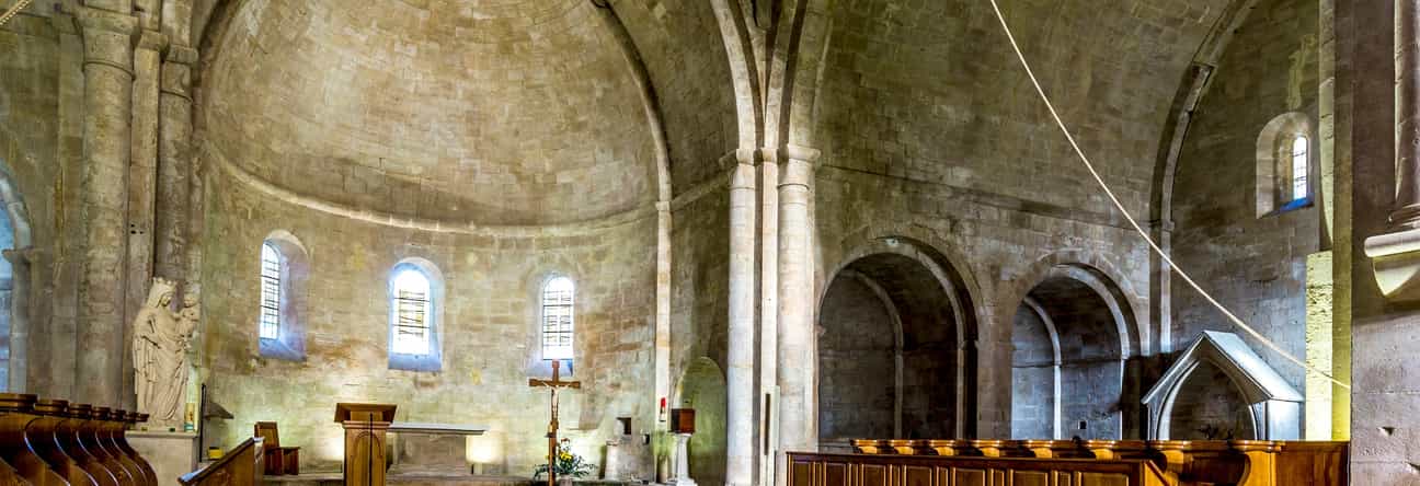 Innenaufnahme der Abbaye Notre-Dame de Sénanque mit schlichter romanischer Architektur und ruhiger Klosteratmosphäre.
