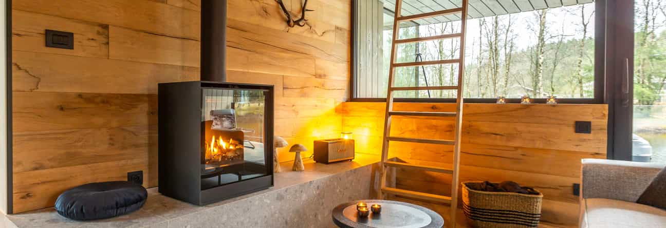 Entspannungsabend am Kamin – Wellnessurlaub im Ferienhaus mit Whirlpool und Sauna in Sourbrodt