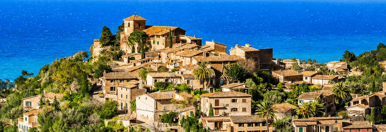 Panoramablick auf Deià mit der Cala Deià und dem Mittelmeer auf Mallorca