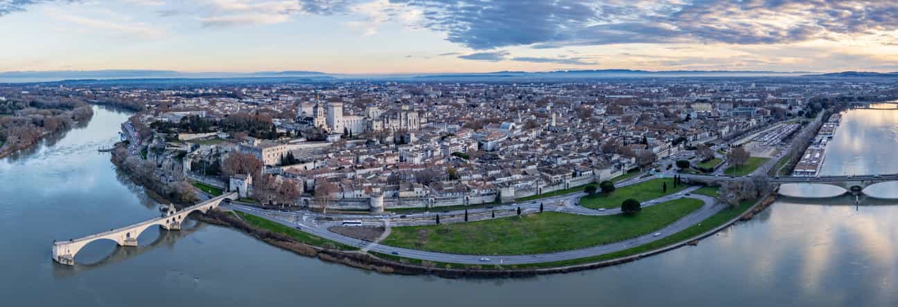 Panoramablick auf Avignon in der Provence mit historischer Architektur