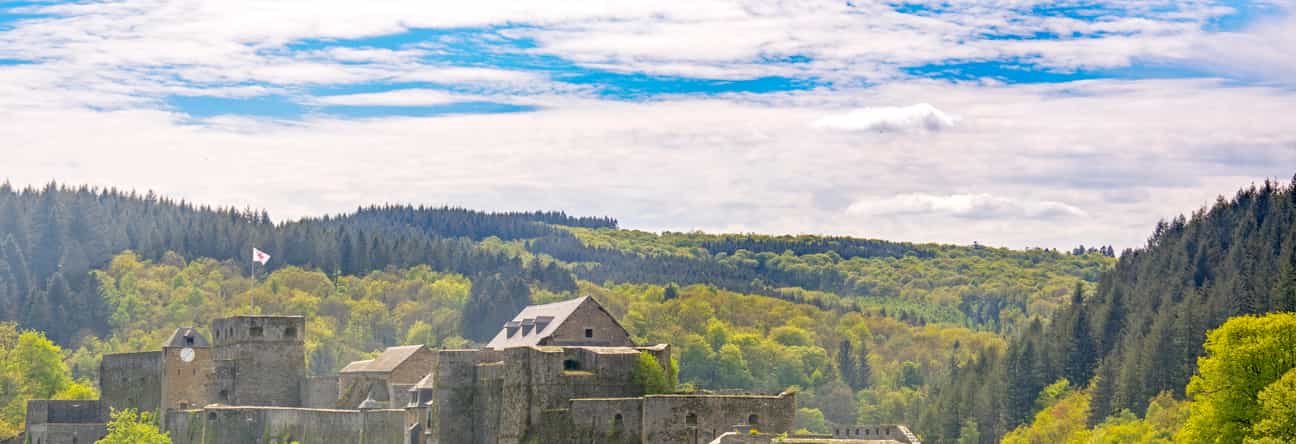 Panoramablick auf Bouillon bei sonnigem Wetter mit Stadt und umliegender Landschaft