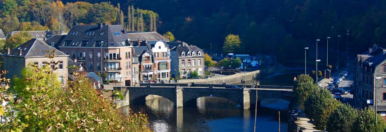 Blick auf La Roche-en-Ardenne mit der Brücke über die Ourthe