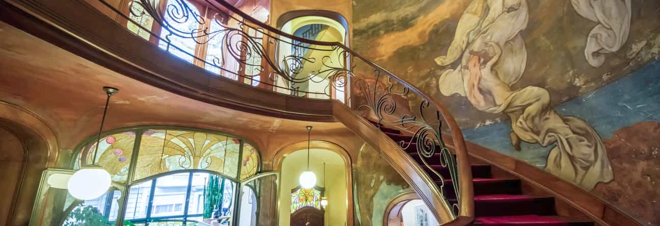 Innenaufnahme eines kunstvollen Art Nouveau Treppenhauses in Brüssel mit geschwungenen Linien und dekorativen Details