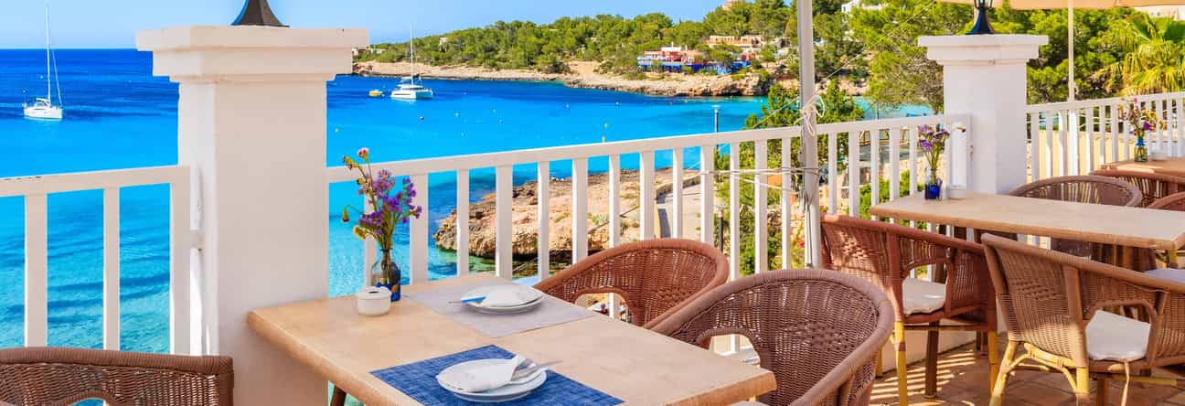 Terrasse mit Blick auf das Meer bei Cala Portinatx auf der Insel Ibiza