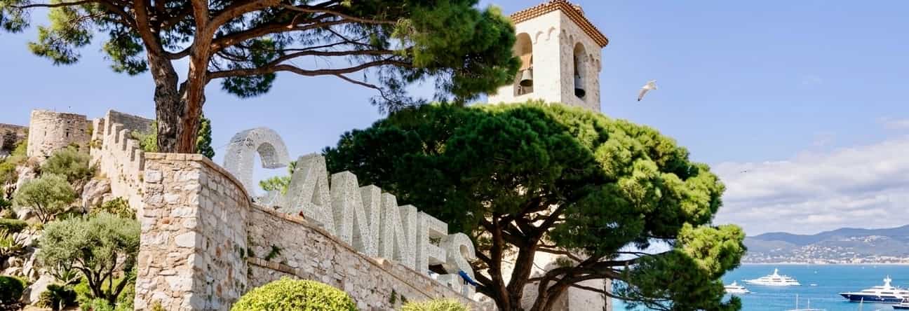 Die bekannten Cannes-Buchstaben neben der Kirche Notre-Dame d'Espérance in Cannes an der französischen Riviera.