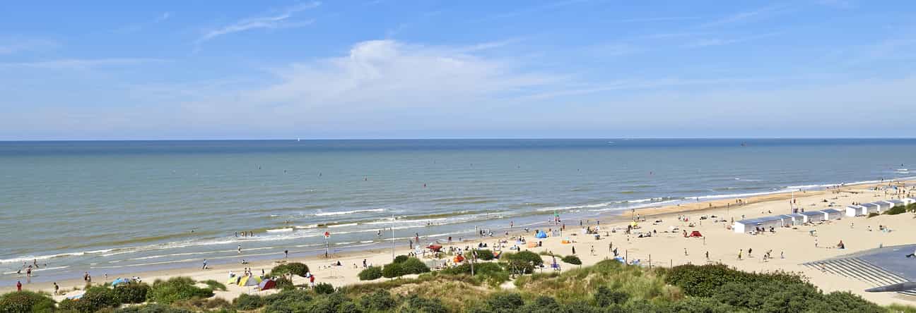 Belgische Küste in De Panne im Sommer mit Strand und Nordsee