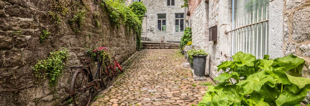 Kopfsteinpflastergasse im historischen Zentrum von Durbuy mit alten Steingebäuden