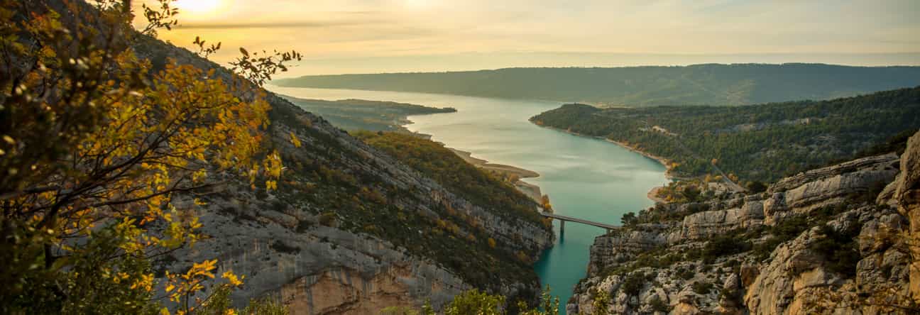 Panoramablick auf die Gorges du Verdon in Frankreich mit türkisfarbenem Fluss und Felsen