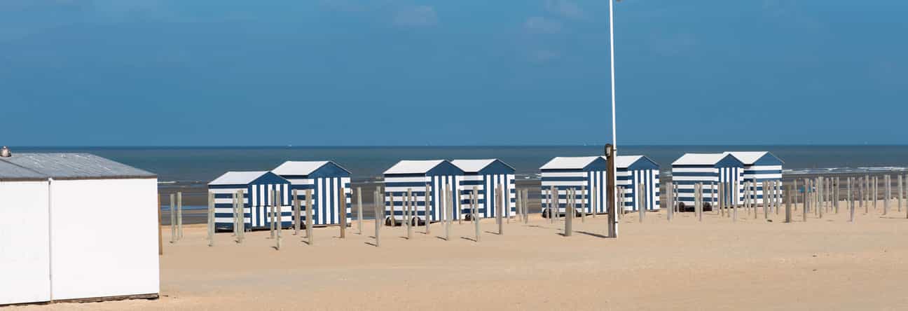 Strandhäuschen am Sandstrand von Koksijde mit Blick auf das Meer an der belgischen Küste