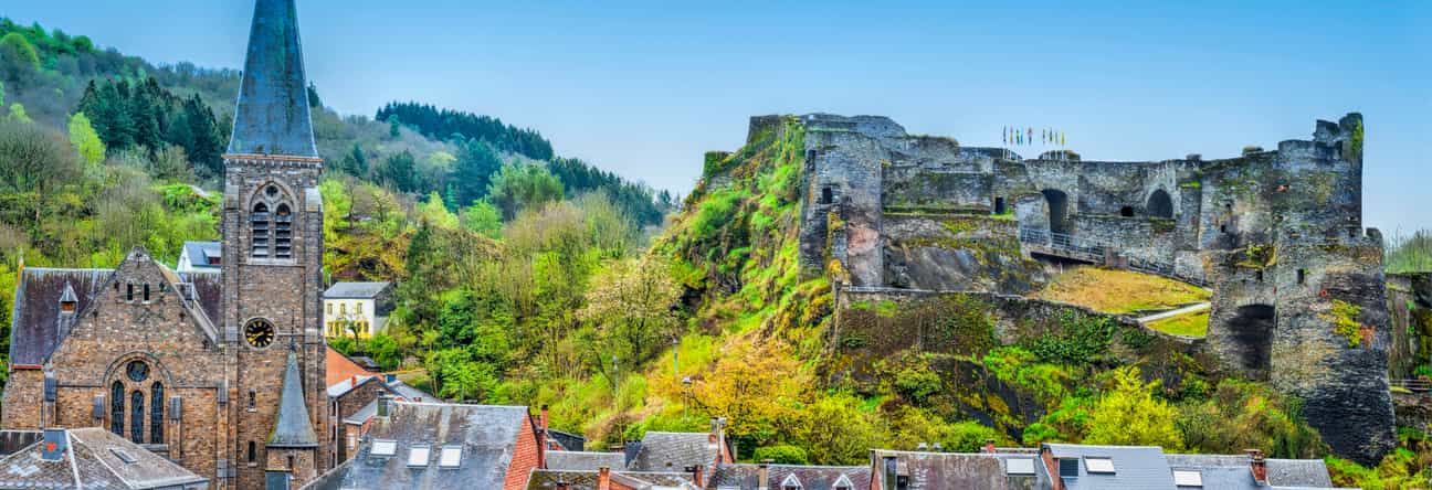 Blick auf die Kirche und die mittelalterliche Burg von La Roche-en-Ardenne in Belgien