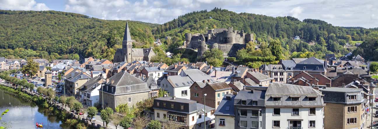 Blick auf La Roche-en-Ardenne mit Burg und Stadt in den belgischen Ardennen