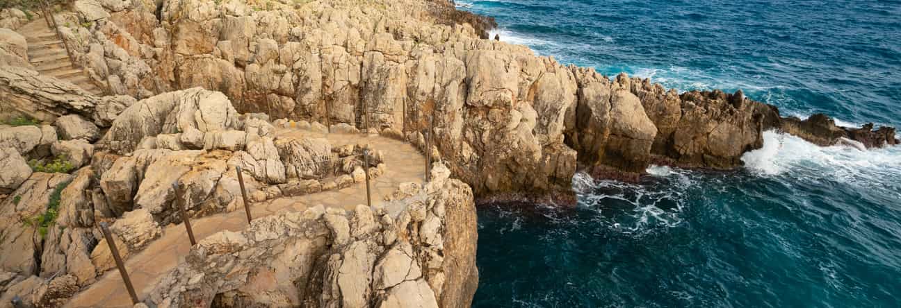 Klippenweg am Cap d’Antibes mit Blick aufs Meer, Teil des berühmten Sentier du Littoral (Millionärspfad)