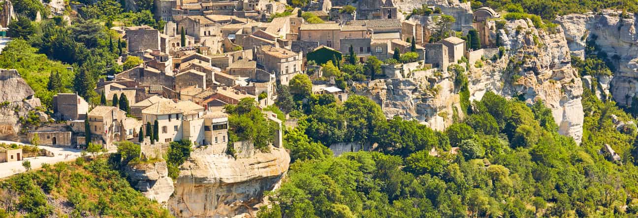 Panoramablick auf das historische Dorf Les Baux-de-Provence mit seinen Felsen und Burgruinen inmitten der Provence