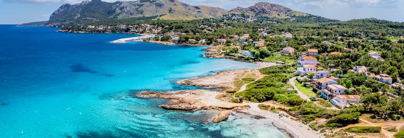 Luftaufnahme der Platja de Sant Pere bei Alcúdia auf Mallorca mit Strand und türkisfarbenem Wasser