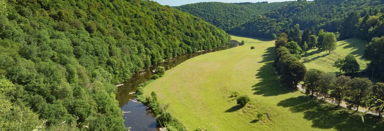 Blick auf den Mäander der Semois bei Cordemois, umgeben von bewaldeten Hügeln in den belgischen Ardennen