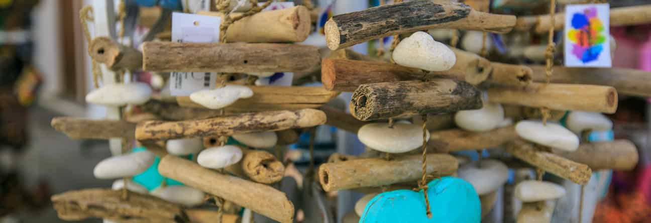 Typisches Ibiza-Souvenir: Dekoration aus Treibholz und Steinen im Boho-Stil