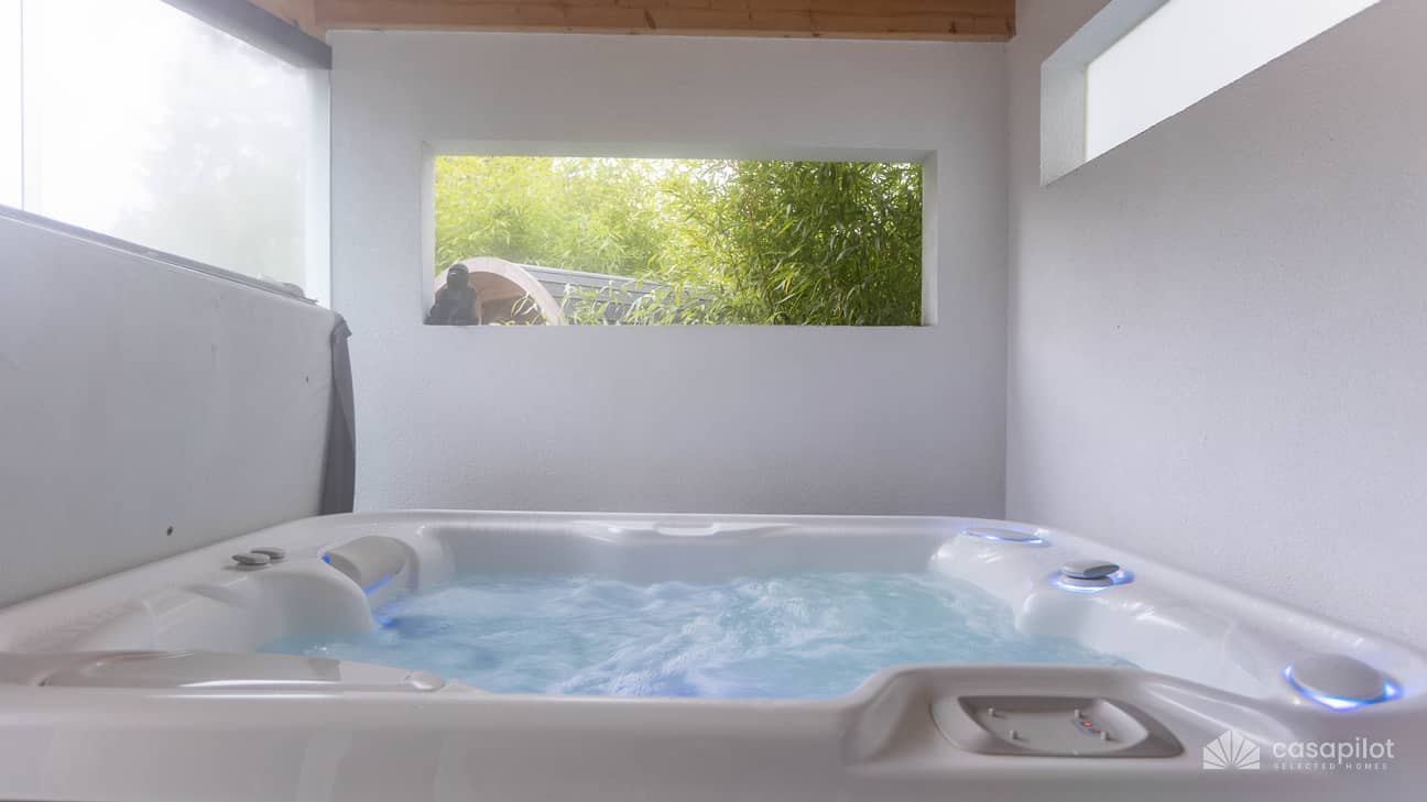 generatief ai, interieur van modern badkamer met brandend kaarsen in avond.  romantisch atmosfeer, spa en kom tot rust concept 25517442 stockfoto bij  Vecteezy, image size:1296x729